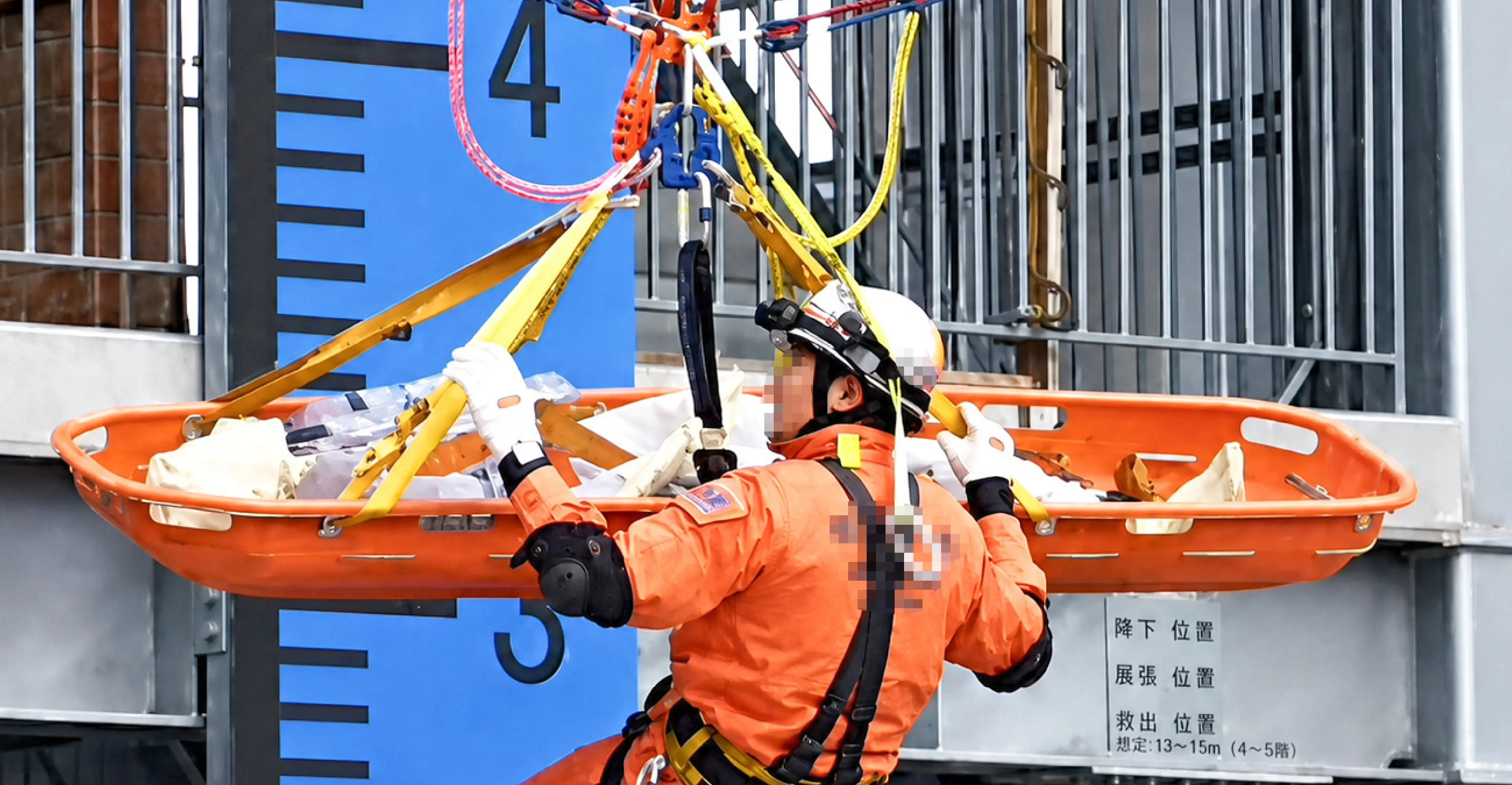 災害救助訓練でマモッ太郎を搬送する様子